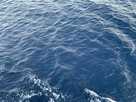 foto van abstract blauw kleur water Golf, zuiver natuurlijk kolken patroon textuur, achtergrond fotografie