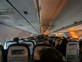 Washington, Verenigde Staten van Amerika - 12.10.2023 passagiers Aan een vliegtuig gedurende turbulentie in bewolkt weer foto