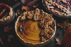 traditionele amerikaanse pompoentaart en appeltaart, thanksgiving day foto