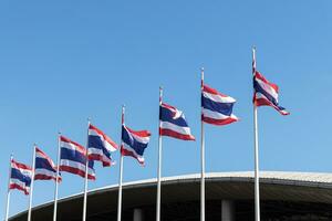 Thailand vlag pool in voorkant van gebouw foto