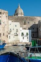 monopoli, de haven en het historische centrum foto