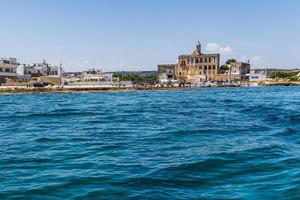 de baai van san vito en zijn abdij, de zee van polignano a mare foto