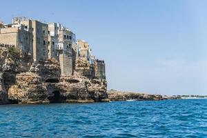 polignano een merrie gezien vanaf de zee foto