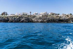 polignano een merrie gezien vanaf de zee foto