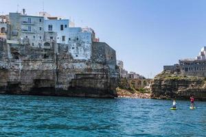 polignano een merrie gezien vanaf de zee foto