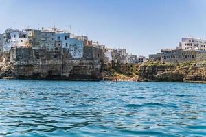 polignano een merrie gezien vanaf de zee foto