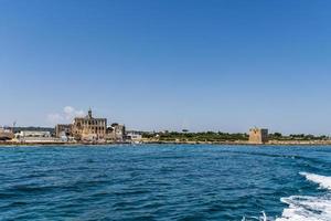 de baai van san vito en zijn abdij, de zee van polignano a mare foto