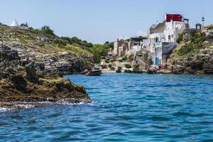 polignano een merrie gezien vanaf de zee foto