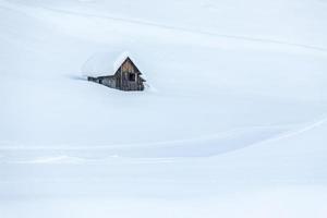 na de sneeuwval. laatste lichten van de schemering in Sappada. magie van de Dolomieten foto