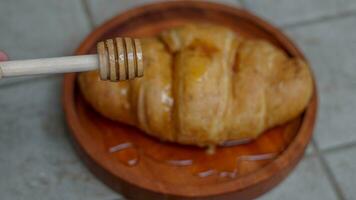 brood, croissants bekroond met honing foto