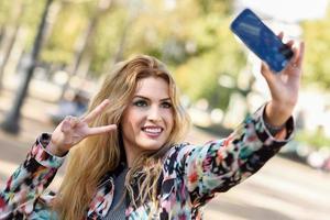 mooie jonge vrouw selfie in het park foto