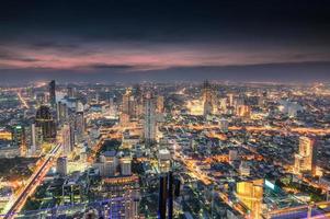 stadsgezicht van druk gebouw met licht verkeer in de stad Bangkok foto