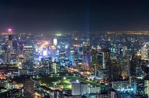 stadsgezicht met gebouwen overvolle verlichting met verkeerslicht in bangkok foto