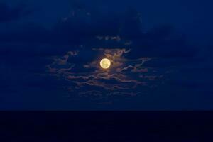 rood maan in de blauw lucht nacht. foto