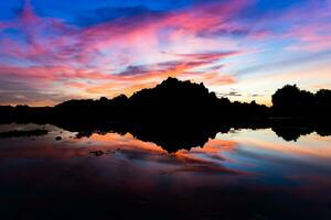 schemering lucht na zonsondergang over- de meer. foto