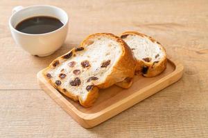 rozijnenbrood met koffiekopje foto