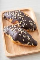 croissant met chocolade en nootjes foto