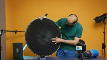 fotograaf opname getuigenis over zilver schoonheid schotel met honingraat rooster voor vloggen. professioneel studio video en foto uitrusting technologie voor werk, foto studio sociaal media ster en influencer