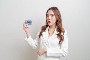 portret mooie aziatische vrouw met creditcard foto