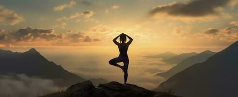ai gegenereerd silhouet van een vrouw beoefenen yoga in de top met berg achtergrond. ai gegenereerd foto