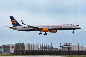 Amsterdam, nederland, 2014 - ijslandlucht passagier vlak Bij luchthaven. schema vlucht reizen. luchtvaart en vliegtuigen. lucht vervoer. globaal Internationale vervoer. vlieg en vliegen. foto