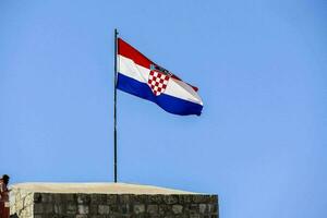 de Kroatisch vlag vliegend hoog in de lucht foto