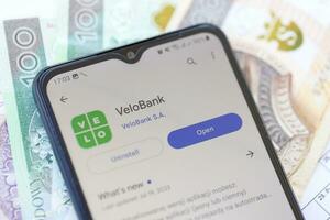 ternopil, Oekraïne - augustus 3, 2023 velobank toepassing Aan scherm Aan modern smartphone. officieel app van beroemd Pools bank foto