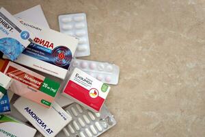 kiev, Oekraïne - 4 kunnen, 2023 veel dozen van pillen en capsules gestapeld in apotheek drug op te slaan foto