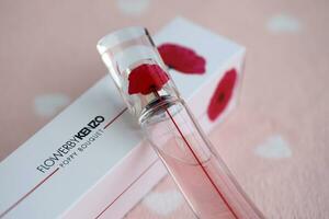 kiev, Oekraïne - 4 kunnen, 2023 bloem door kenzo papaver boeket parfum fles met rood papaver bloem ontwerp foto