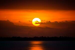 zonsondergang lucht Bij de meer, Thailand. foto