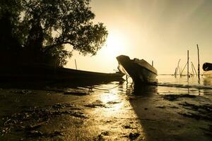 lokaal visvangst boot ochtend- licht reflectie. foto