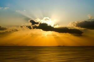 zonsondergang lucht Aan de meer in zuiden van Thailand., ongericht afbeelding. foto