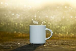 wit koffie kop met zonsondergang tijd. foto