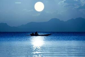 silhouetten van visser Bij de meer, Thailand. foto