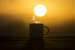 silhouetten koffie kop in de ochtend- tijd met zonsopkomst. foto