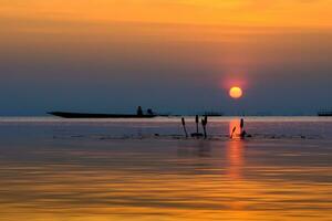 zonsondergang lucht Aan de meer in zuiden van Thailand., onscherp afbeelding. foto