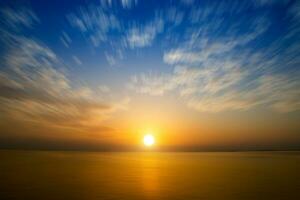 zonsondergang lucht Bij de meer met beweging wolk. foto
