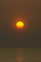 zonsondergang lucht Bij de meer in gouden tijd. foto