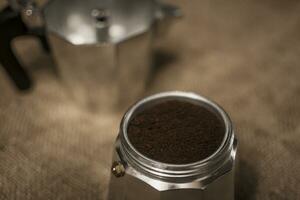 gemalen koffie in aluminium espresso koffie maker foto