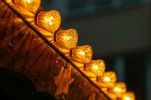 feestelijk verlichting Aan een houten plafond foto