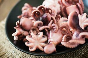 gekookt klein Octopus Aan een bord foto