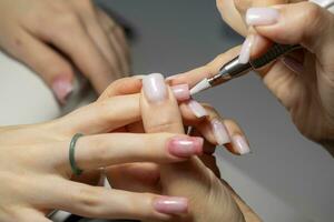 vrouw handen en gereedschap voor manicuren, werkwijze van het uitvoeren van manicure foto