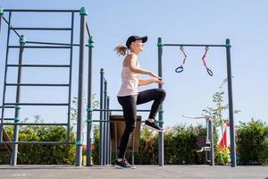 sportieve vrouw die op het sportveld traint op een zonnige zomerdag foto