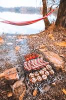 eten koken op vreugdevuur. kampeerconcept foto