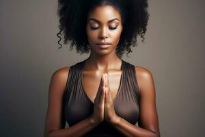 ai gegenereerd mooi jong Afrikaanse Amerikaans vrouw mediteren tegen een donker achtergrond. biohacking concept, verbeteren Gezondheid en welzijn door meditatie foto