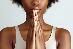 ai gegenereerd mooi jong Afrikaanse Amerikaans vrouw mediteren tegen een licht achtergrond. handen dichtbij omhoog. biohacking concept, verbeteren Gezondheid en welzijn door meditatie foto