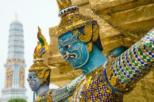 reusachtig standbeeld kunst van wat phra kaew klooster reizen mijlpaal Bij Bangkok van Thailand foto