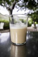glas koffie met melk foto