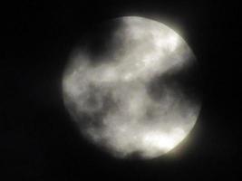 volle maan aan de nachtelijke hemel. maan op de zwarte achtergrond foto