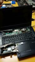 ai gegenereerd online tutorials of overleg plegen forums toegewijd naar laptop reparaties foto